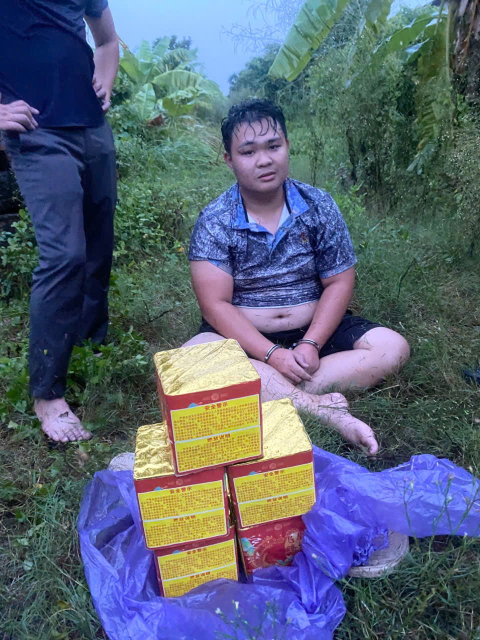 Đối tượng Linh cùng tang vật - Ảnh: Công an Hưng Yên