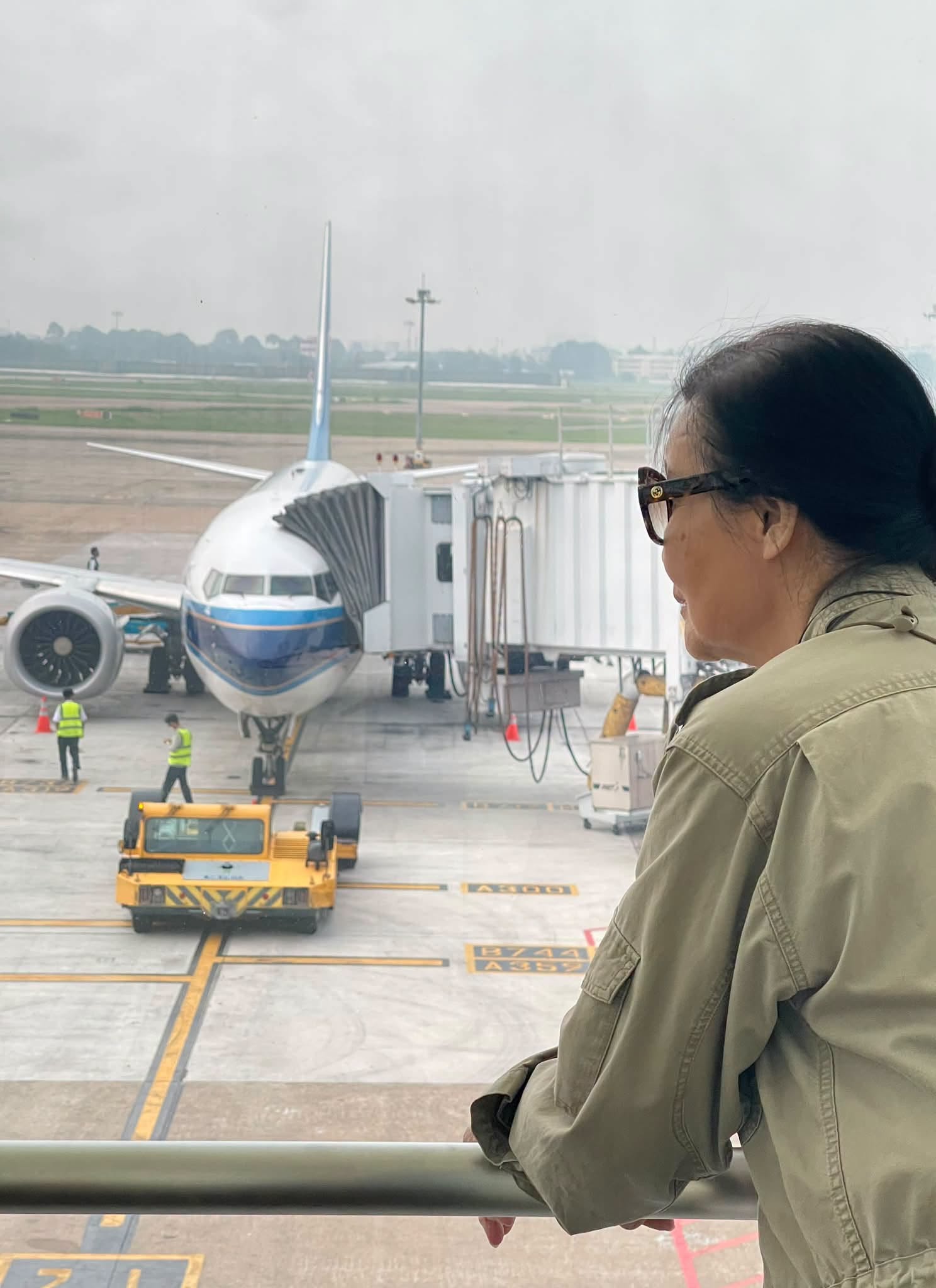 Hình ảnh diễn viên Kiều Chinh trước giờ lên máy bay về Mỹ.
