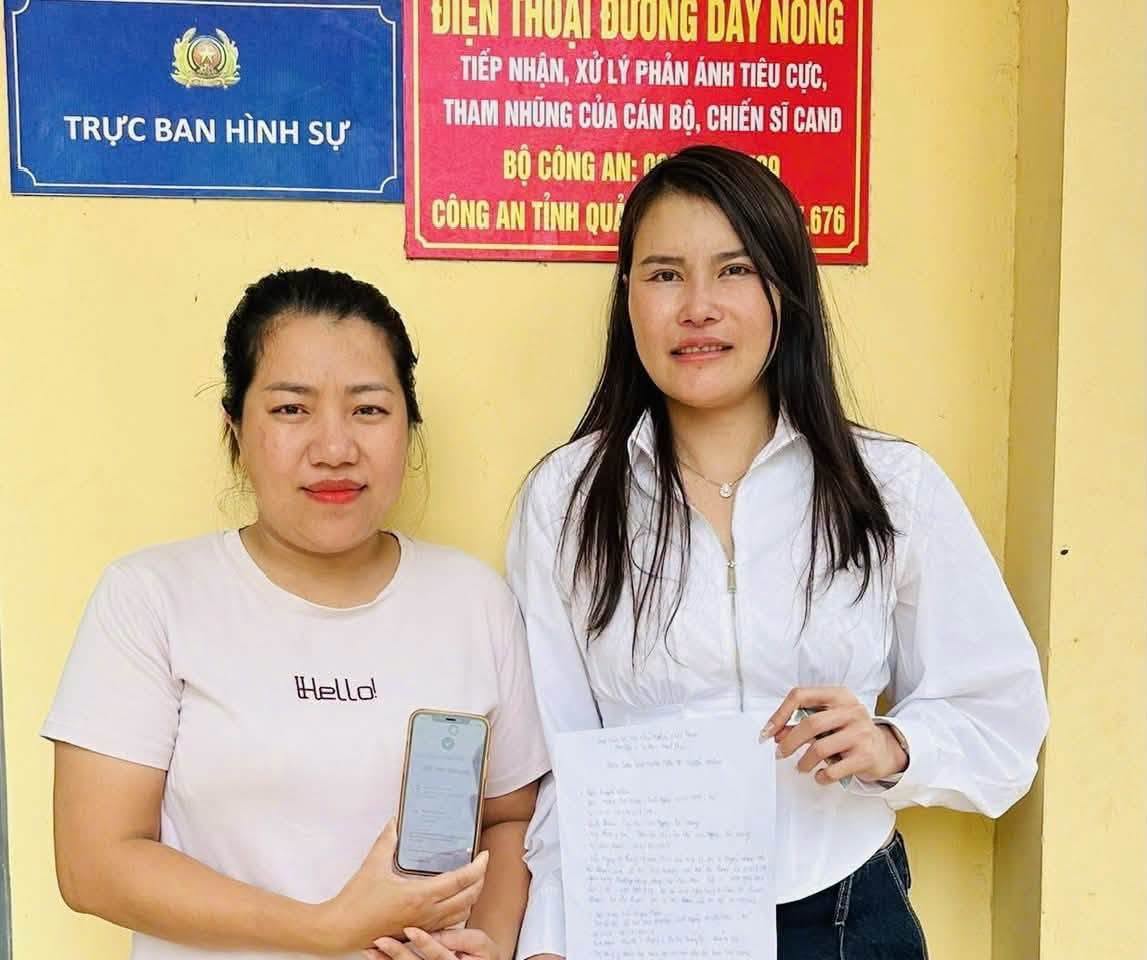Chị Lê Thị Thu Huyền thực hiện chuyển trả toàn bộ số tiền cho chị Dung - Ảnh: Công an tỉnh Quảng Trị