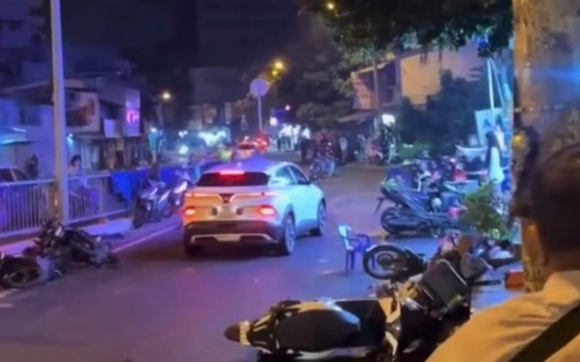Vì cô gái đi cùng không lên xe nên nam thanh niên đã tông loạt xe máy đỗ bên đường. (Ảnh: Tiền Phong)