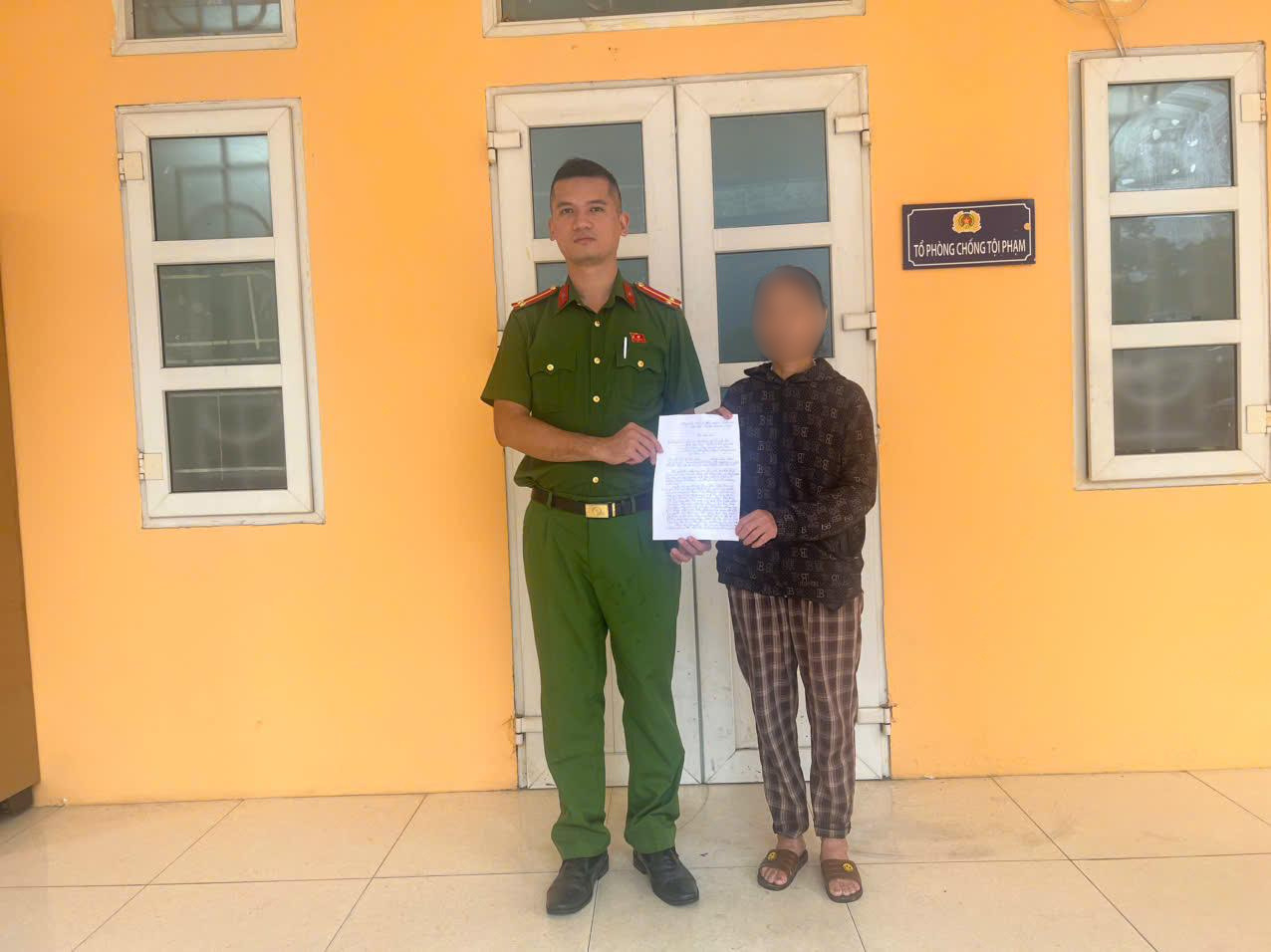 Bà L.T.T gửi thư cảm ơn lực lượng Công an xã Yên Bài - Ảnh: Công an Hà Nội