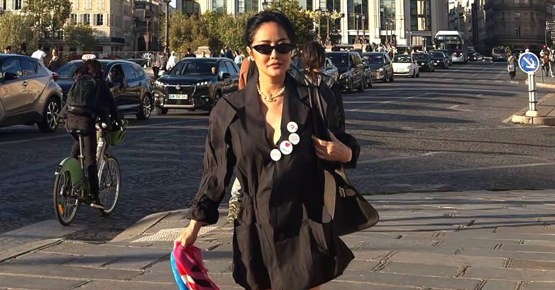 Nữ nghệ sĩ đình đám U60 sang Pháp phải bỏ taxi đi tàu điện: