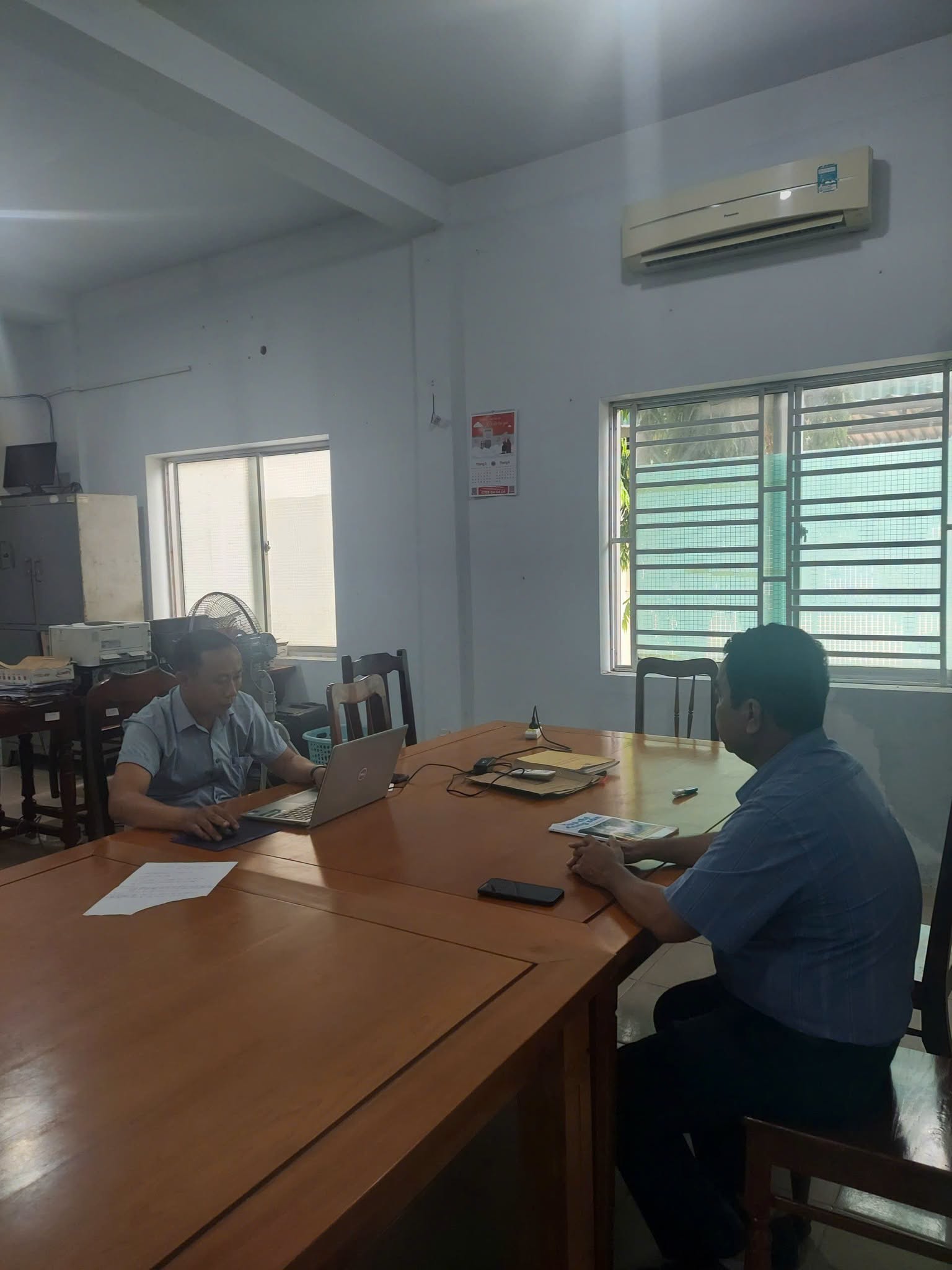 Công an phường Đông Hải làm việc với người đàn ông. (Nguồn ảnh: Công an phường Đông Hải)