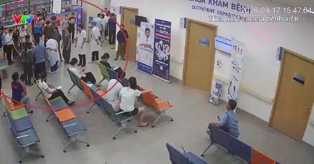 Người nhà của Ánh đến bệnh viện livestream, chia sẻ thông tin chưa được kiểm chứng. (Ảnh: VTV)