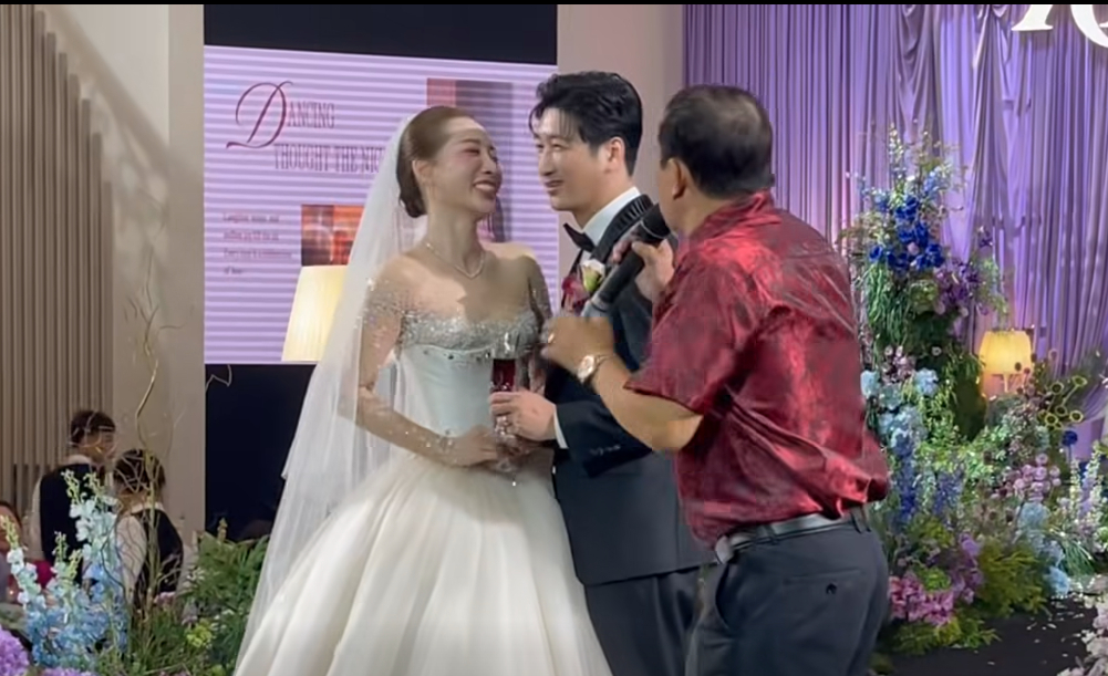 Cặp đôi ngại ngùng trước yêu cầu của Quang Thắng.