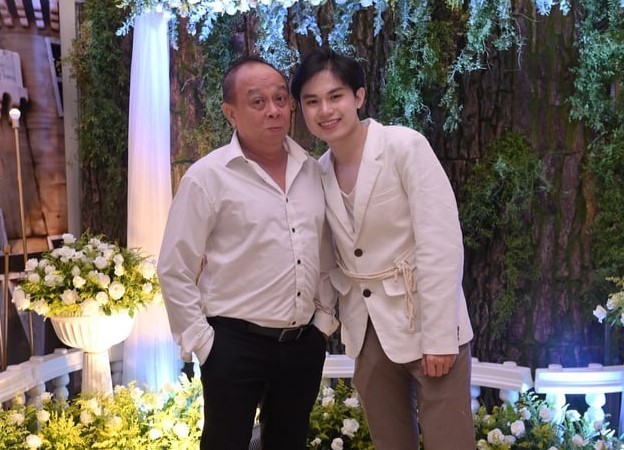 Tiểu Bảo Quốc một mình nuôi con trai suốt nhiều năm sau khi hôn nhân tan vỡ