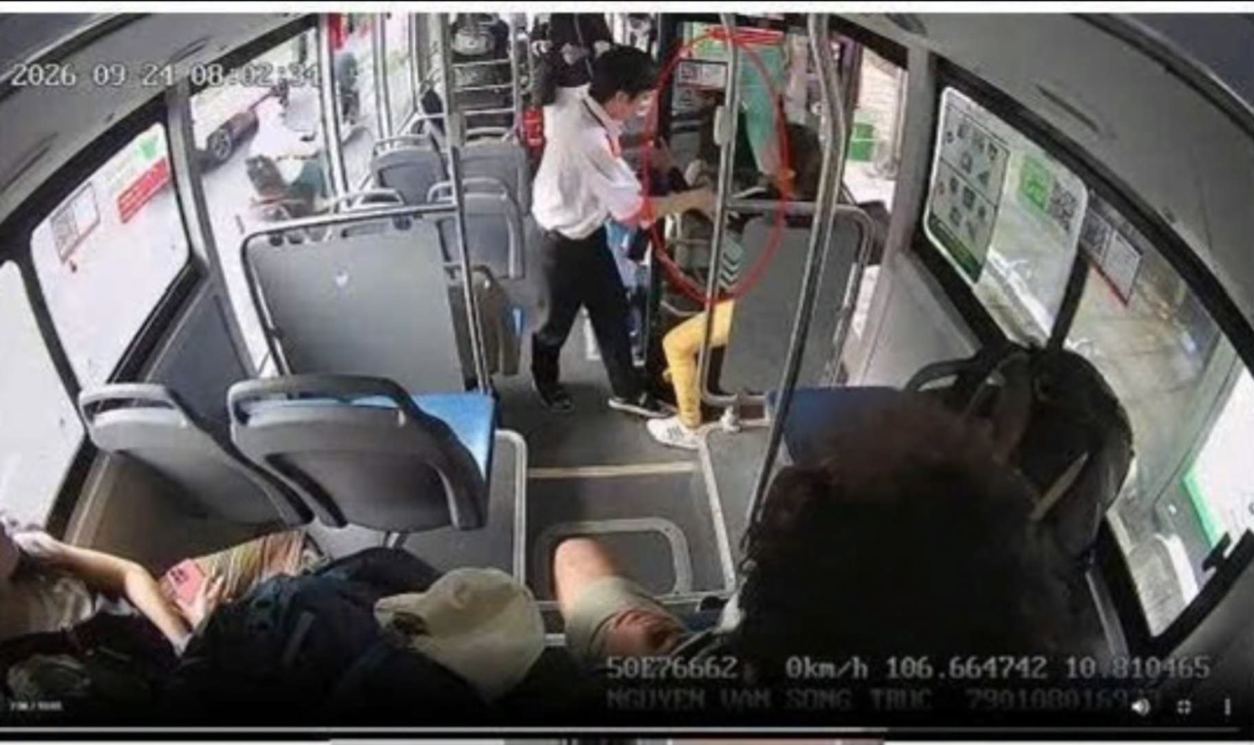 Nhân viên xe buýt có hành vi không đúng mực. (Nguồn: Trung tâm Quản lý giao thông công cộng TP.HCM)