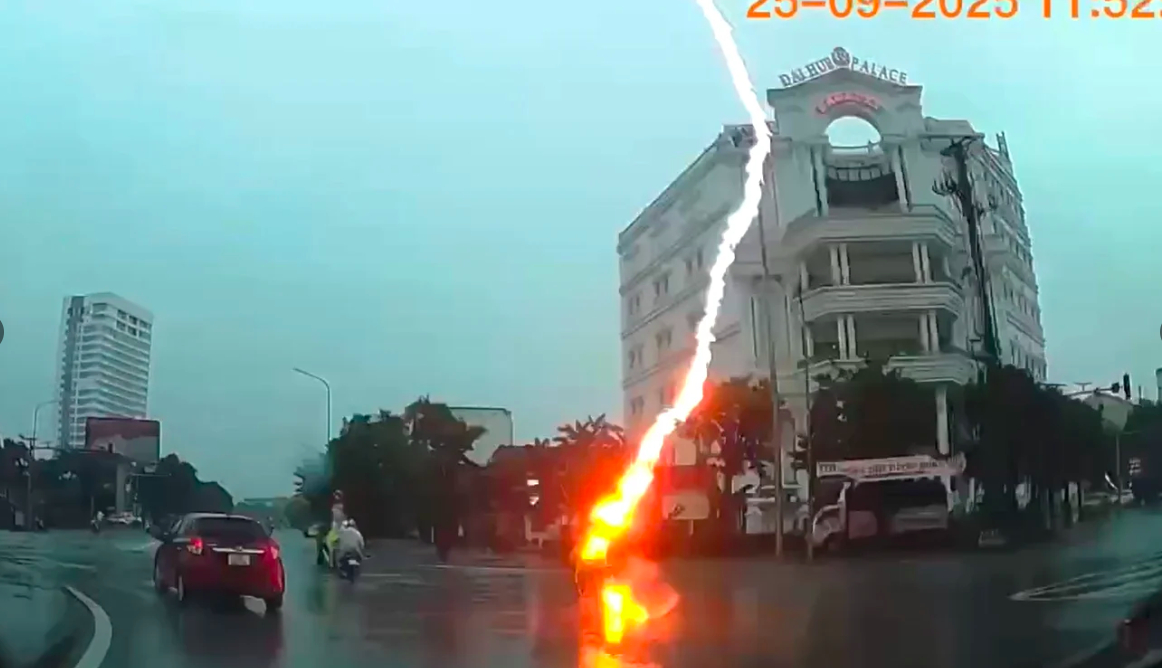 Khoảnh khắc sét đánh trúng người phụ nữ đi xe máy trên đường. (Ảnh cắt từ clip)