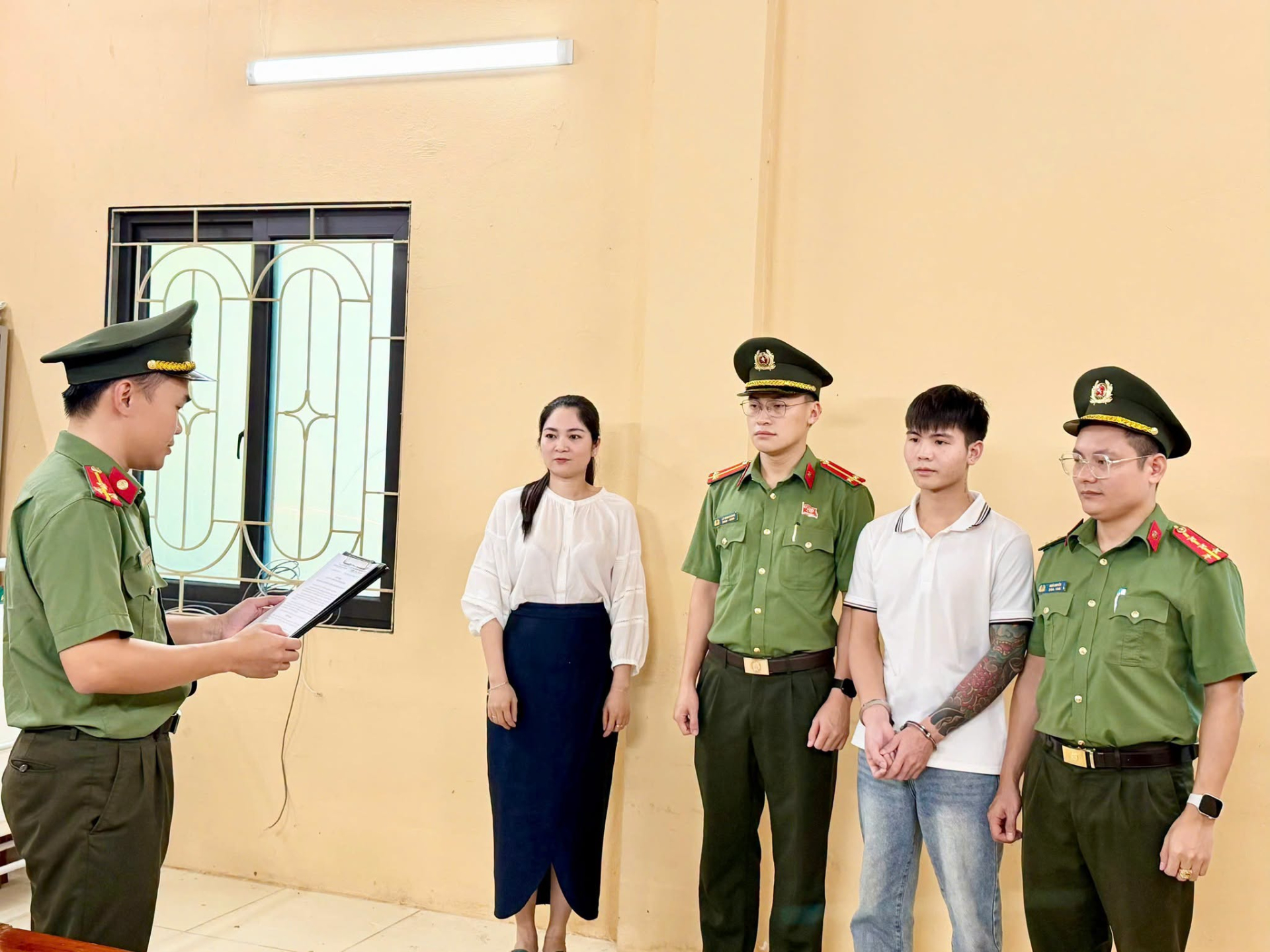 Cơ quan công an đọc các quyết định - Ảnh: Công an Tuyên Quang