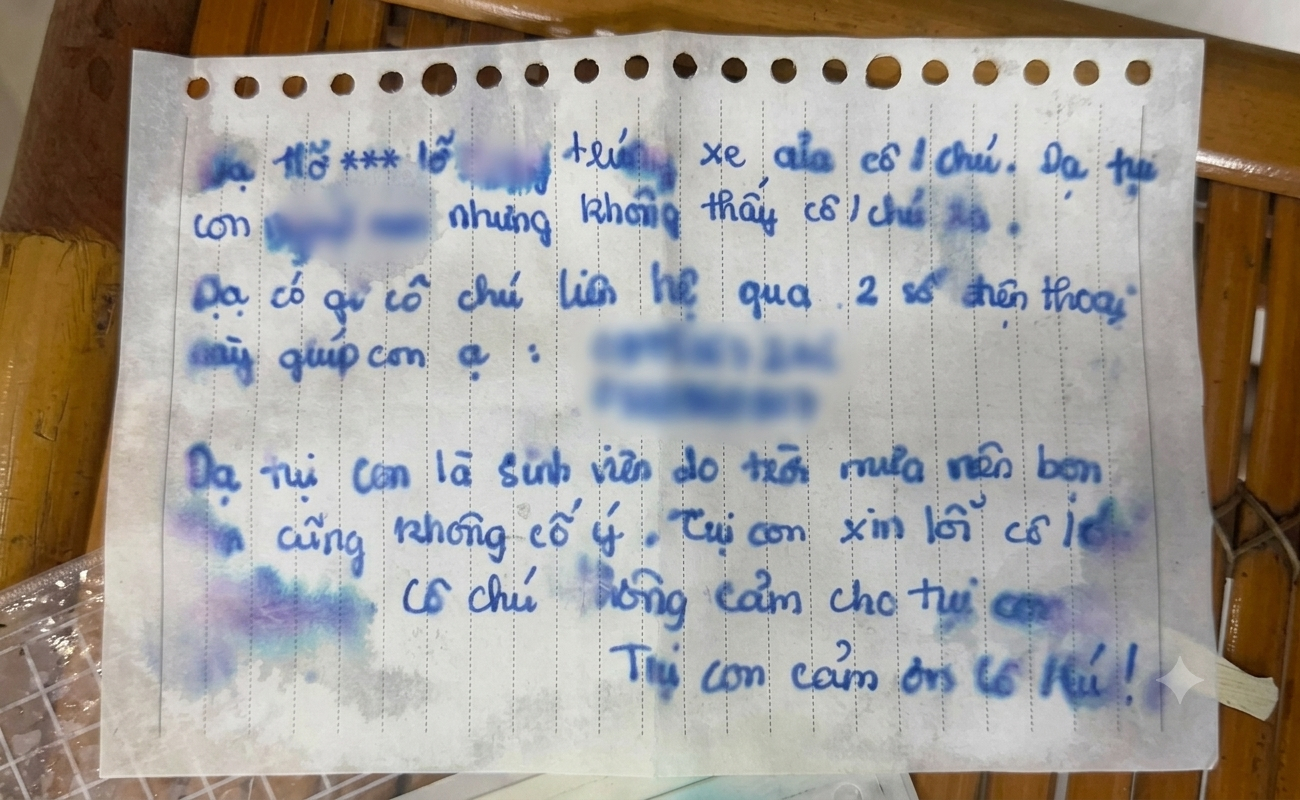 Nữ sinh để lại lời xin lỗi sau khi lỡ va trúng xe ô tô đỗ lề đường.