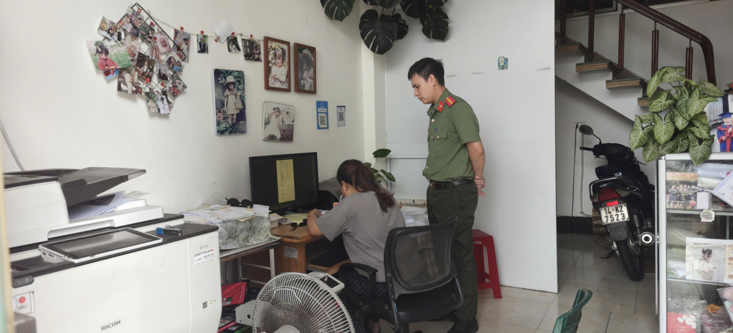     Công an phường Hạ Long kiểm tra, tuyên truyền, hướng dẫn các cơ sở kinh doanh dịch vụ photocopy trên địa bàn - Ảnh: Công an Quảng Ninh    