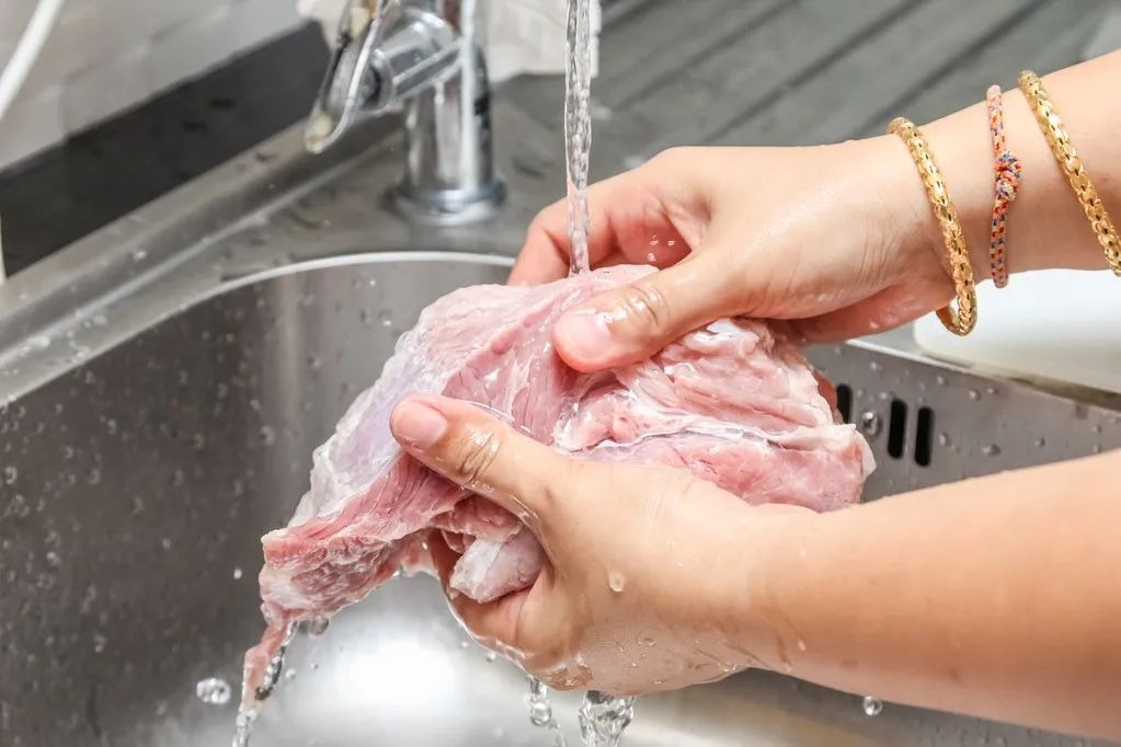 Xả nước, ngâm muối, dùng giấm không làm thịt an toàn hơn trước khi nấu - Ảnh minh họa