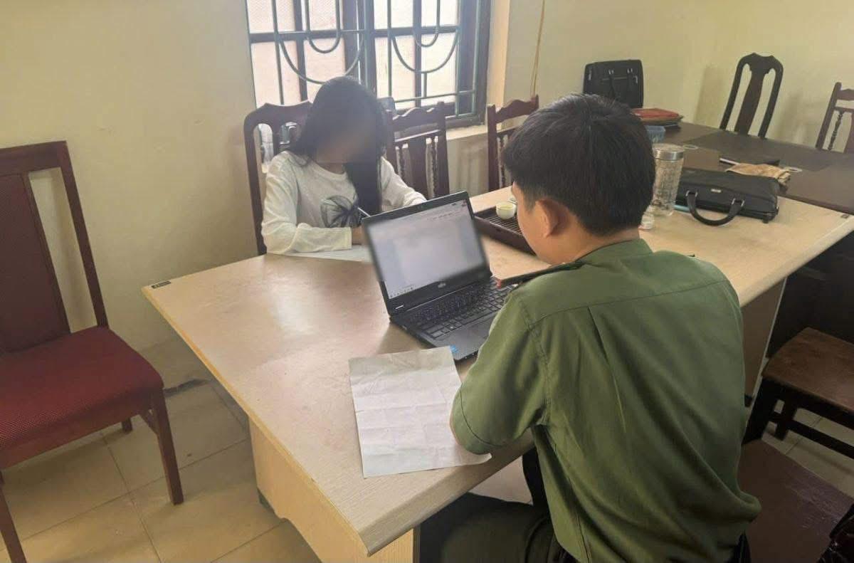 Công an làm việc với L.T.C. (Nguồn: Công an tỉnh Hưng Yên)