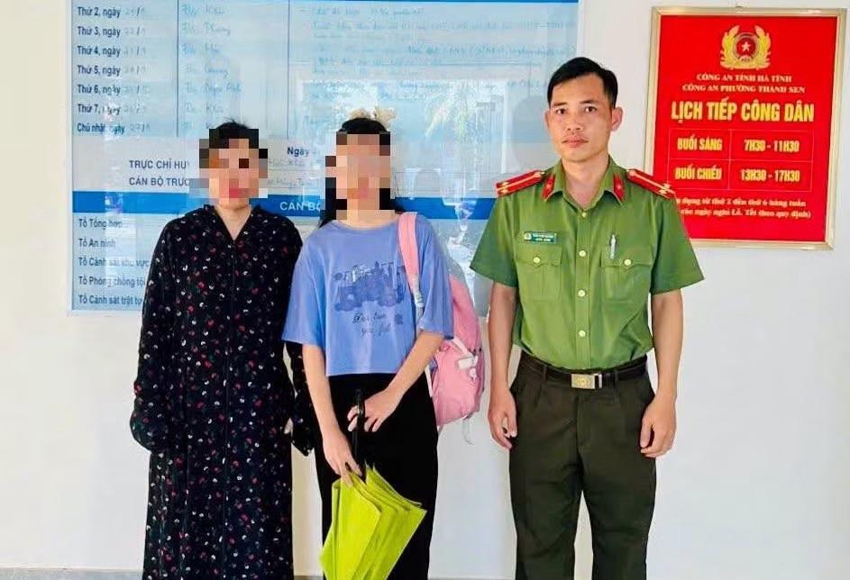 Công an phường Thành Sen đã liên hệ mẹ cháu P. (giữa ảnh) đến đón con về. (Ảnh: Tiền Phong)