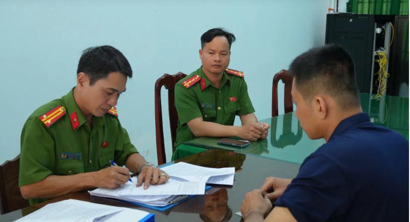 Lực lượng chức năng xử lý Nguyễn T. T. - Ảnh: Công an Đồng Tháp