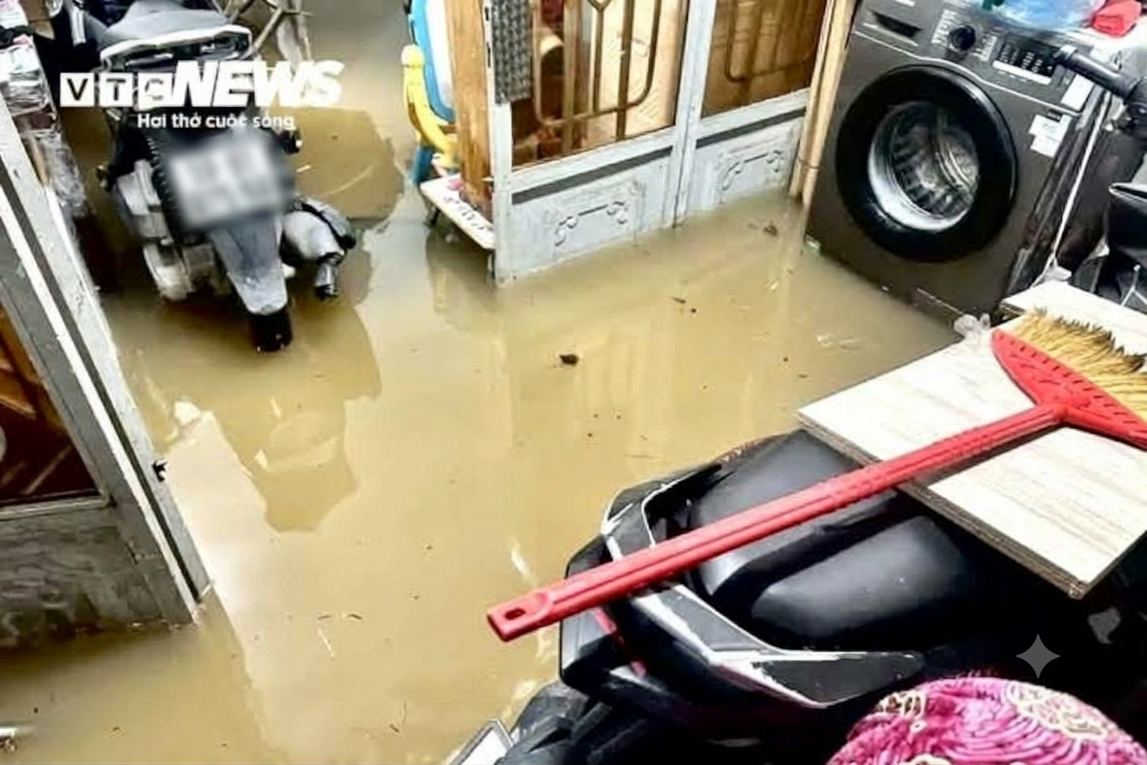 Nước ngập tại khu vực đường số 11 phường Thủ Đức sáng 8/10. (Nguồn ảnh: VTC News)