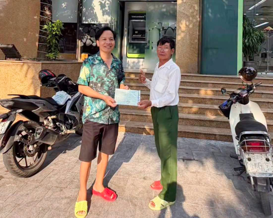 Chủ nhà hàng tặng ông Hưng cuốn sổ tiết kiệm trị giá 50 triệu đồng. (Ảnh: Nhà hàng Cường Dê)