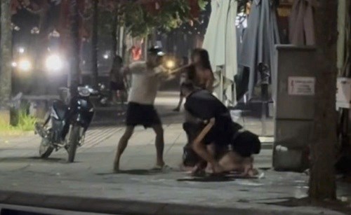 Nhóm nam nữ ẩu đả trên đường. (Ảnh cắt từ clip)