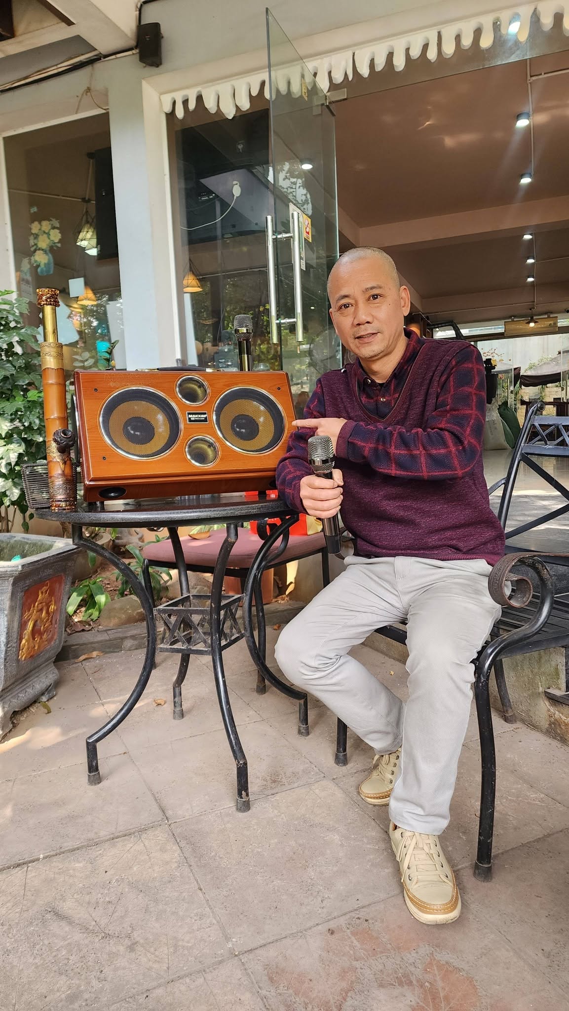 Ngoài làm nghệ thuật, Trần Bình Trọng còn bán loa đài