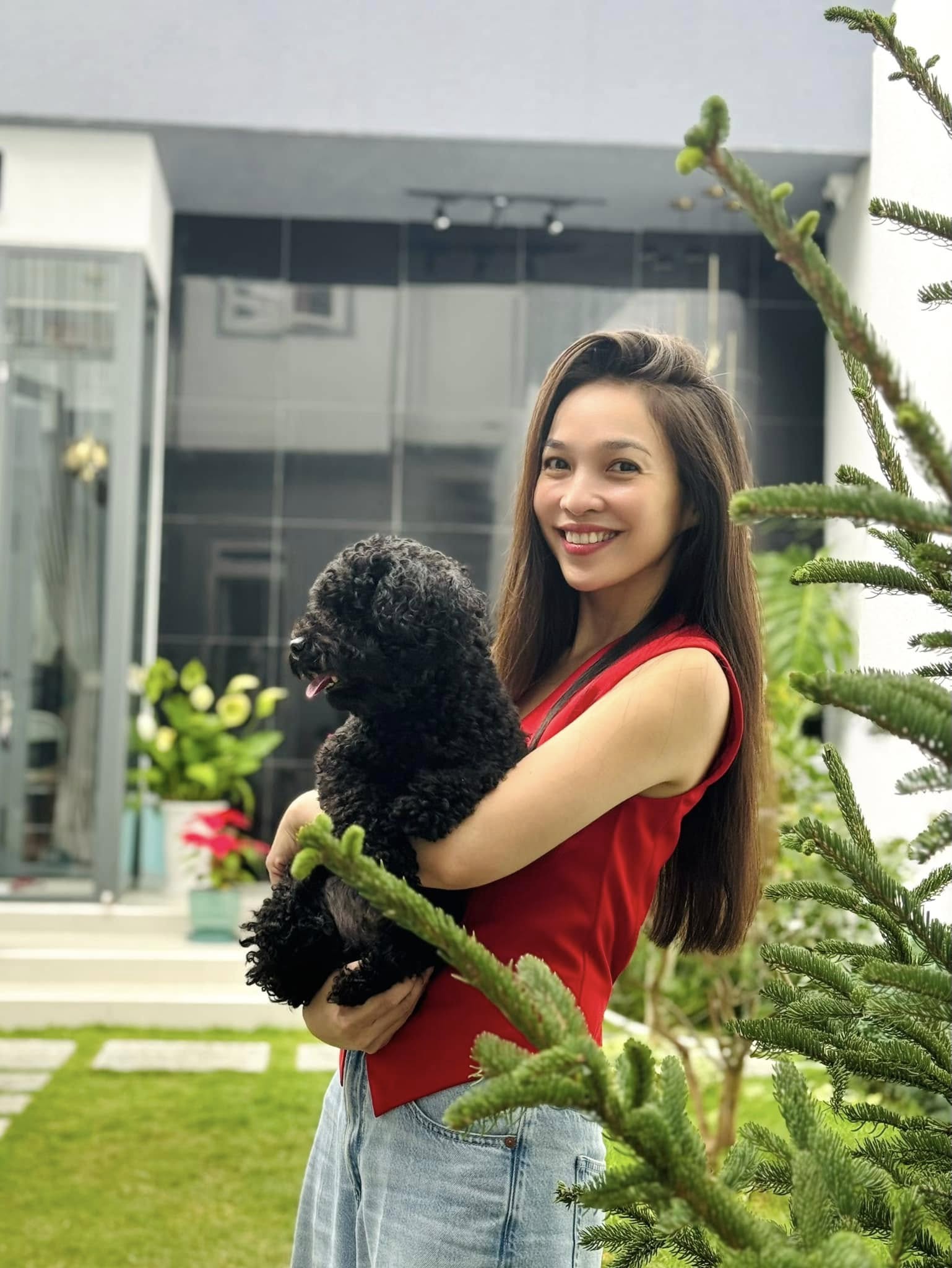 Khi sự nghiệp đang phát triển, Hiền Thục tạm dừng hoạt động ca hát một thòi gian dài, một mình nuôi con