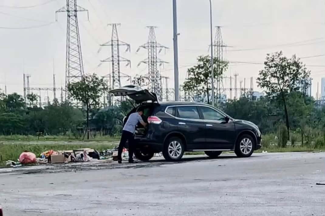 Ông T. thừa nhận hành vi đổ rác ra đường. 