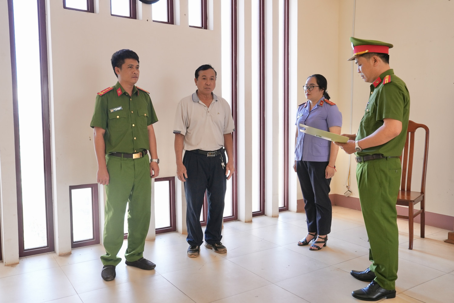 Cơ quan CSĐT Công an tỉnh tống đạt các quyết định khởi tố bị can đối với Nguyễn Thanh Quang - Ảnh: Công an Gia Lai