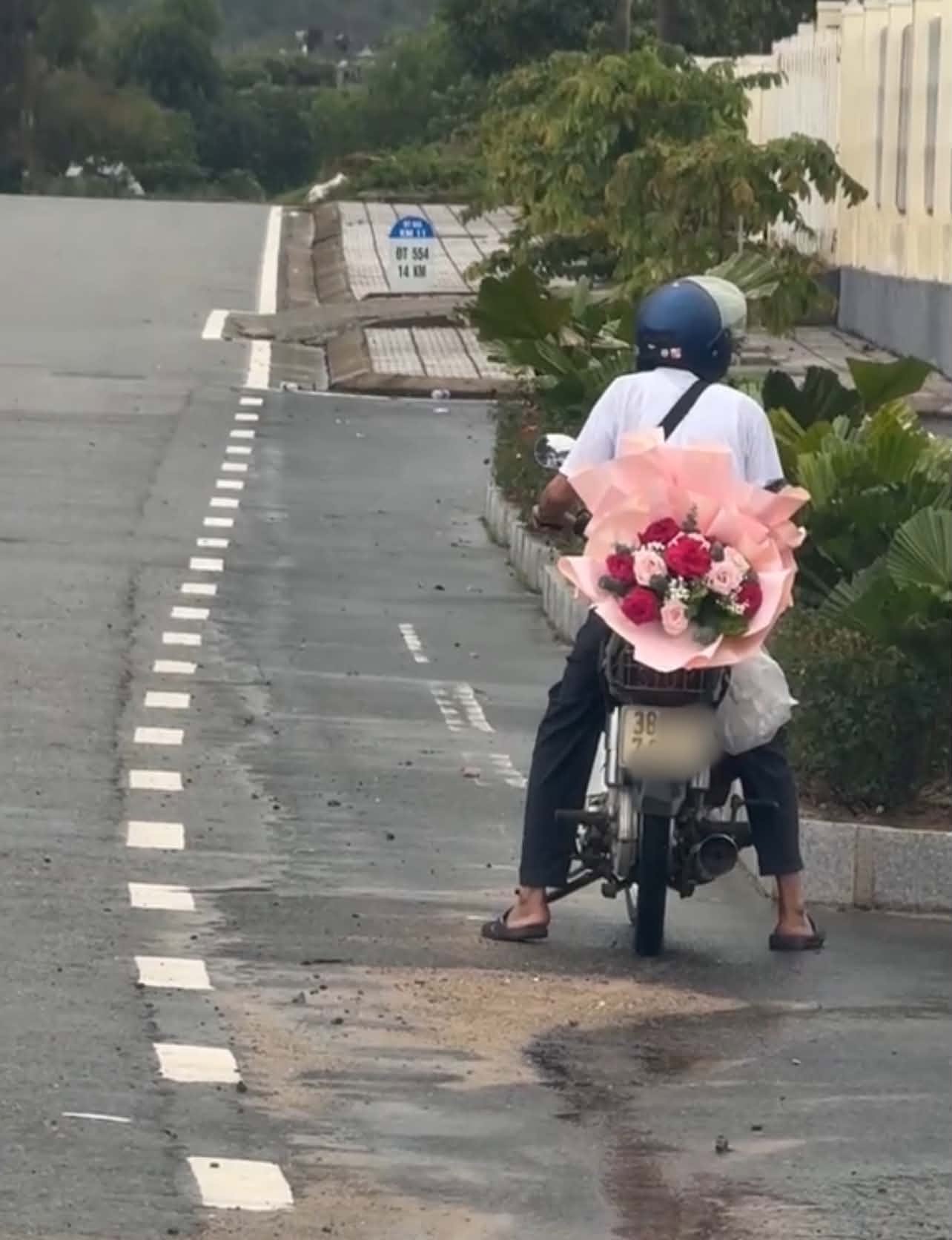   Hình ảnh khiến bao nhiều xúc động nghẹn ngào. (Ảnh: Cắt từ clip)   