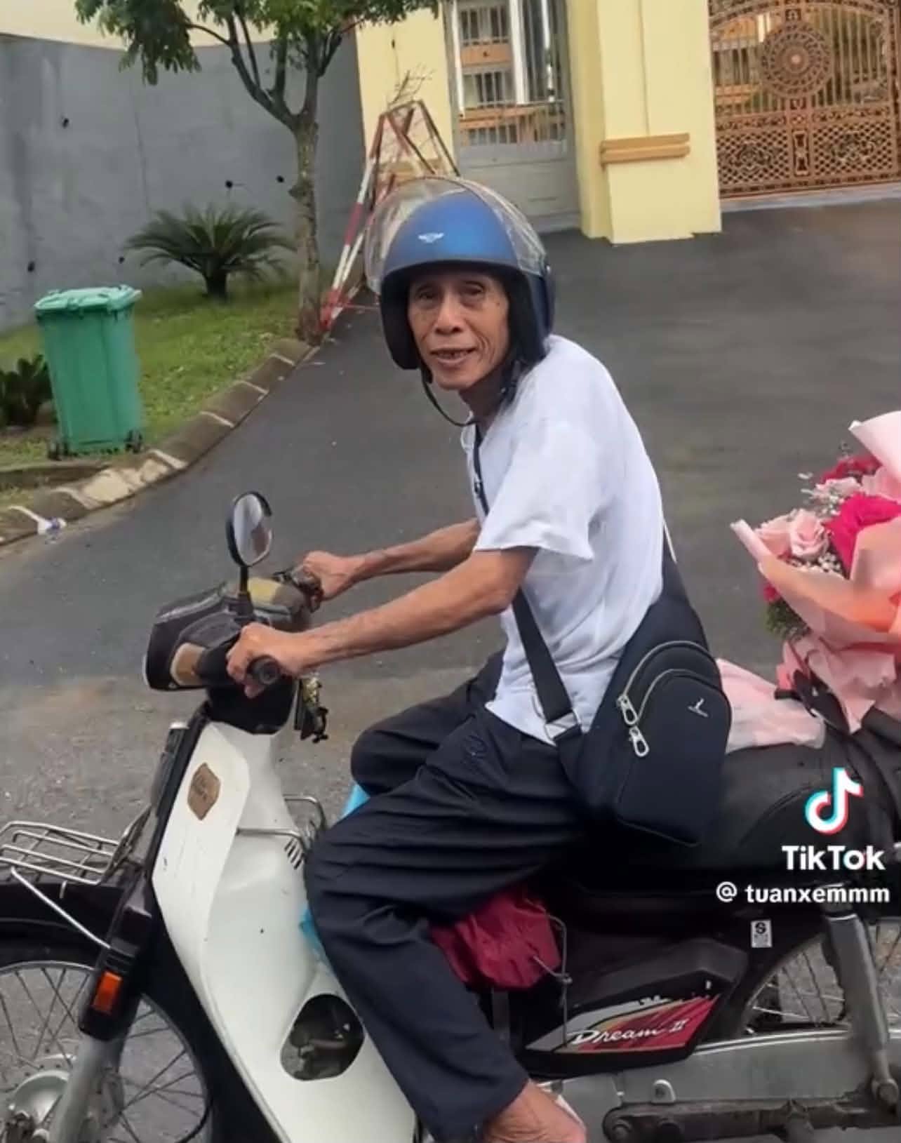Ông Thanh đều đặn tặng hoa cho người vợ quá cố vào ngày lễ dù bà đã đi xa 19 năm. (Ảnh: Cắt từ clip)