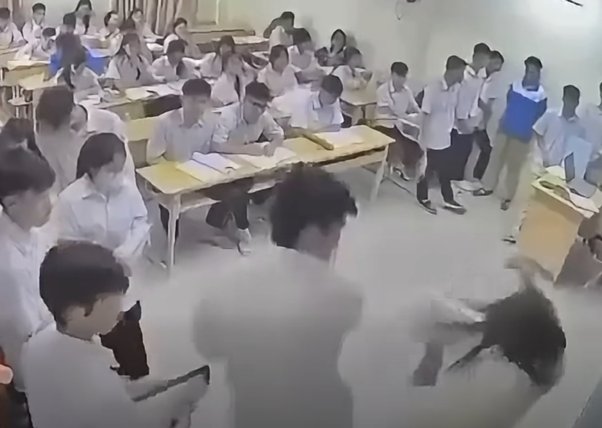 Nam sinh lao lên bục giảng đánh cô giáo. (Ảnh cắt từ clip)