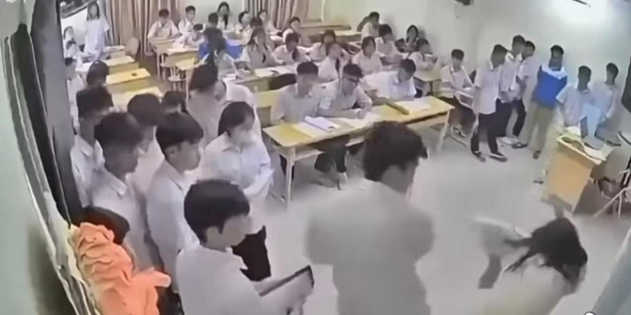 V. bất ngờ lao lên bục giảng hành hung cô giáo trong giờ học. (Ảnh: Cắt từ clip)