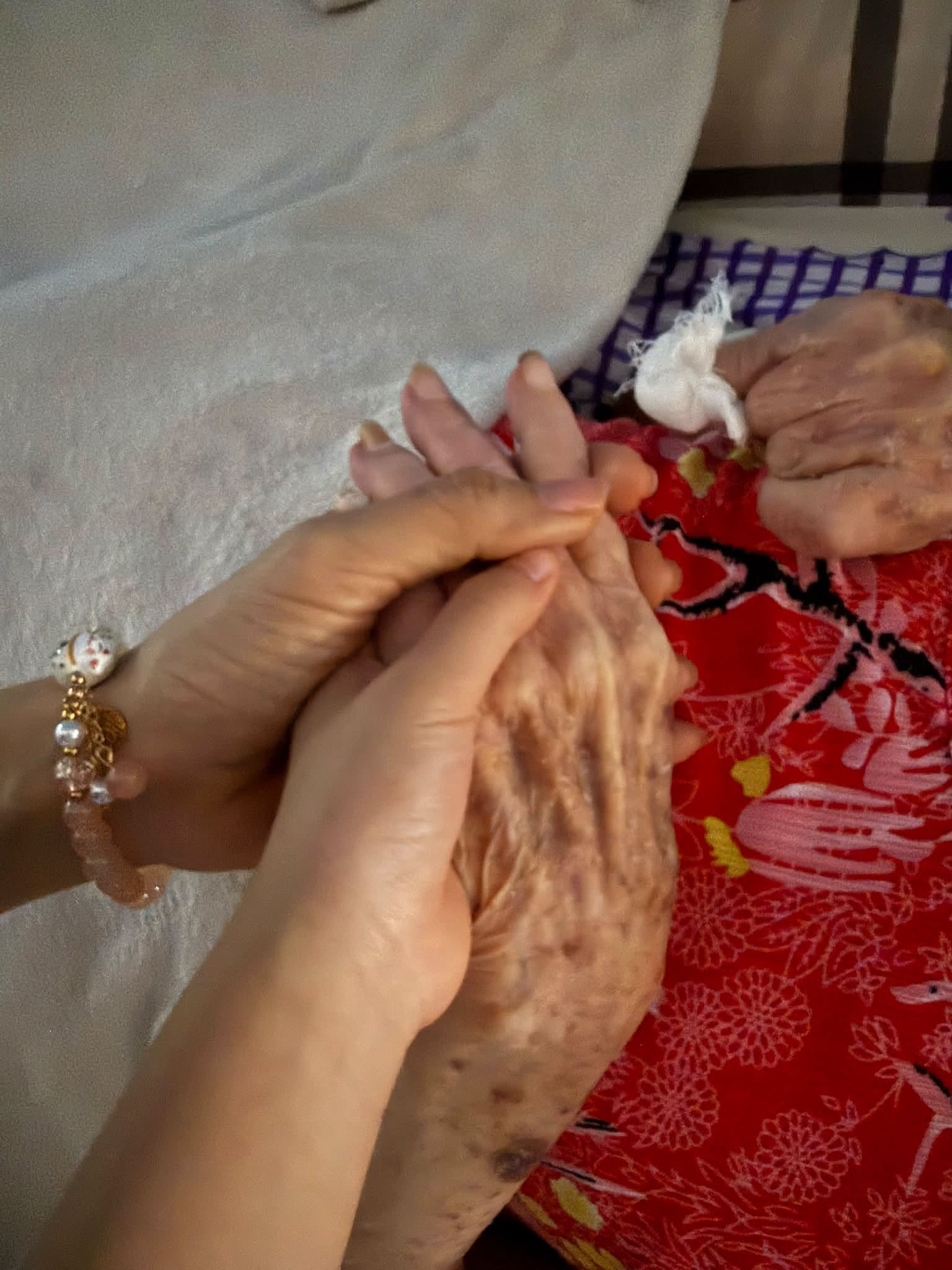 Lê Phương đau lòng nắm tay bà ngoại trong những ngày cuối đời của bà