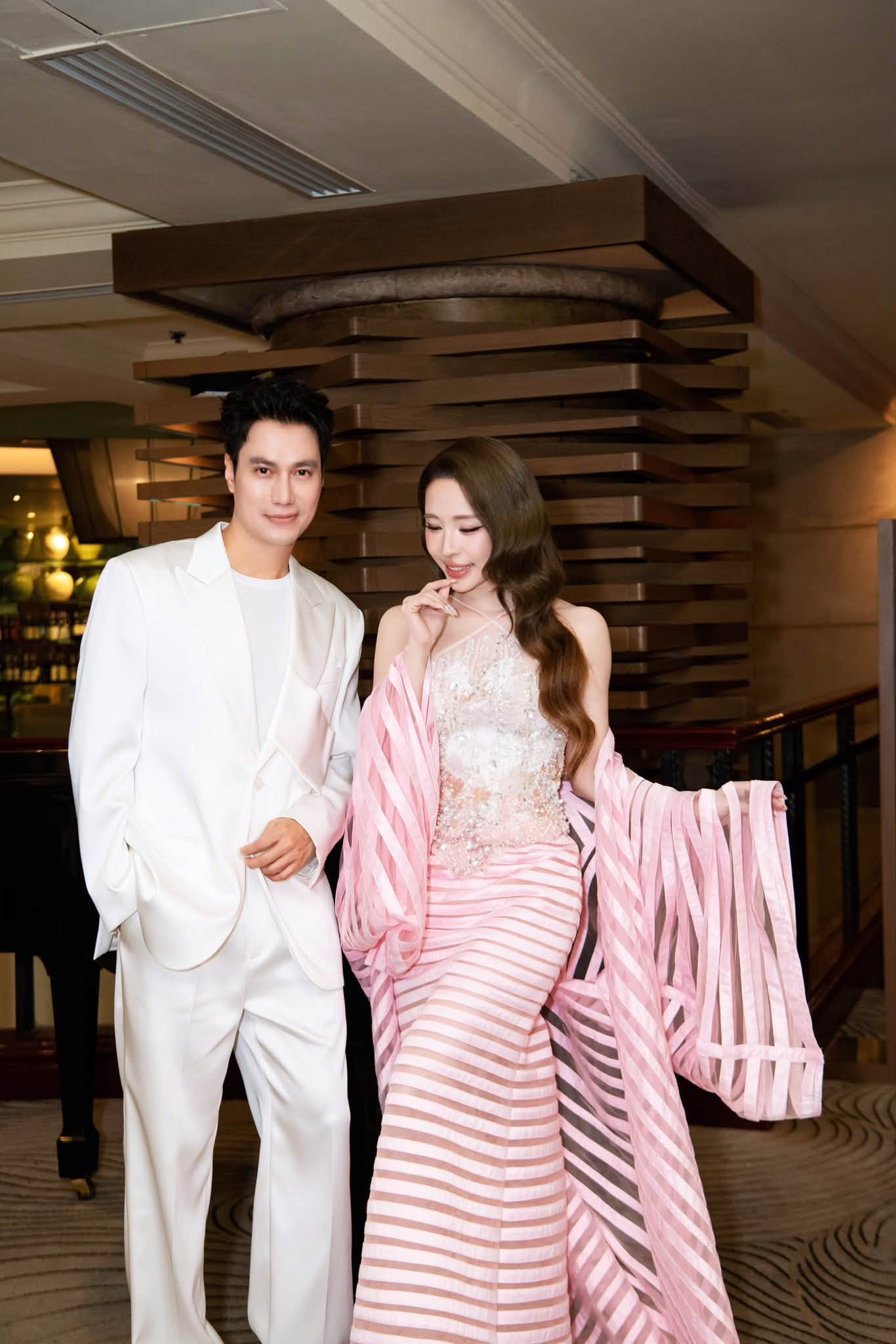 Sau khi công khai tình cảm, Việt Anh và Quỳnh Nga thoải mái sánh đôi bên nhau và thường xuyên chia sẻ về đời sống riêng