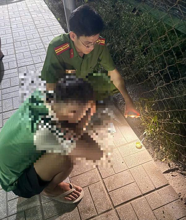 Công an phường An Tịnh tiến hành thử nhanh tìm chất ma túy - Ảnh: Công an Tây Ninh