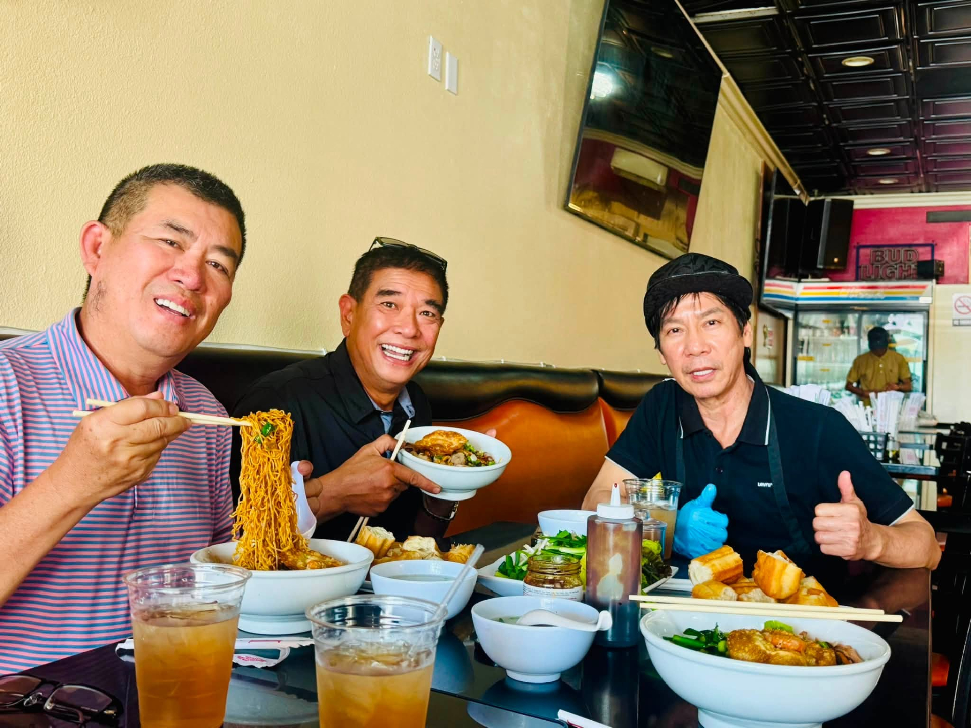 Lê Huỳnh bán mì tại Mỹ để kiếm thêm thu nhập, anh được Nhật Cường và Lê Tuấn Anh đến ủng hộ