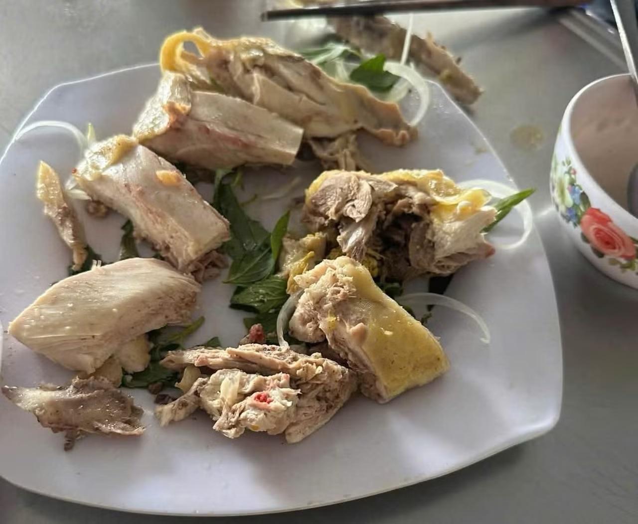 Món gà luộc trong bữa ăn.