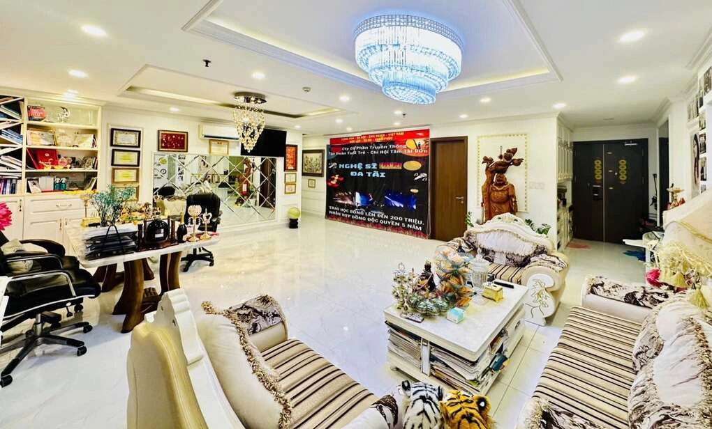 Căn hộ của Phi Thanh Vân ở TP.HCM đang được bạn trai đại gia hỗ trợ sửa lại