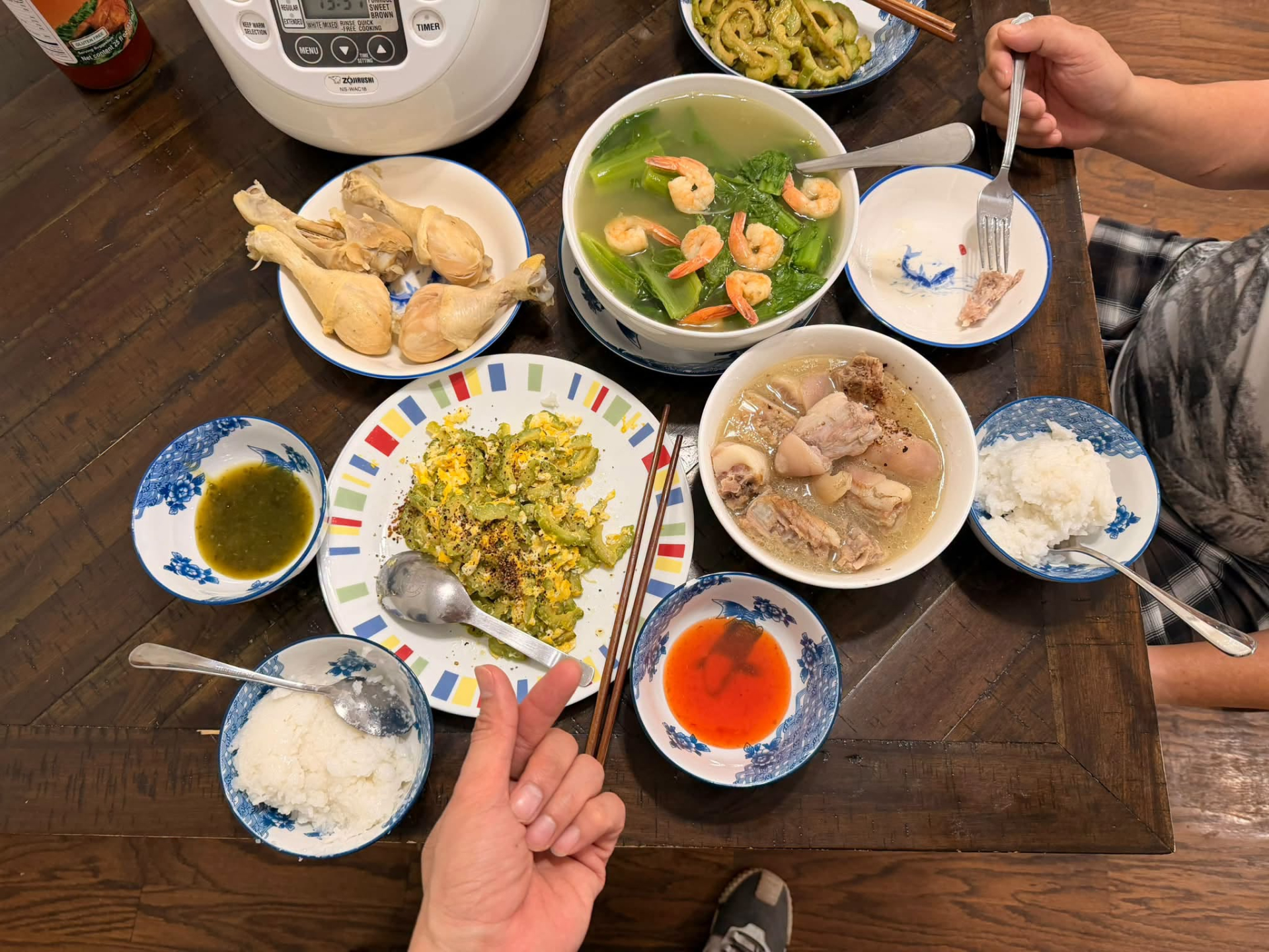 Mâm cơm ông bầu Hoàng Tuấn nấu cho Đan Trường (ảnh FBNV)