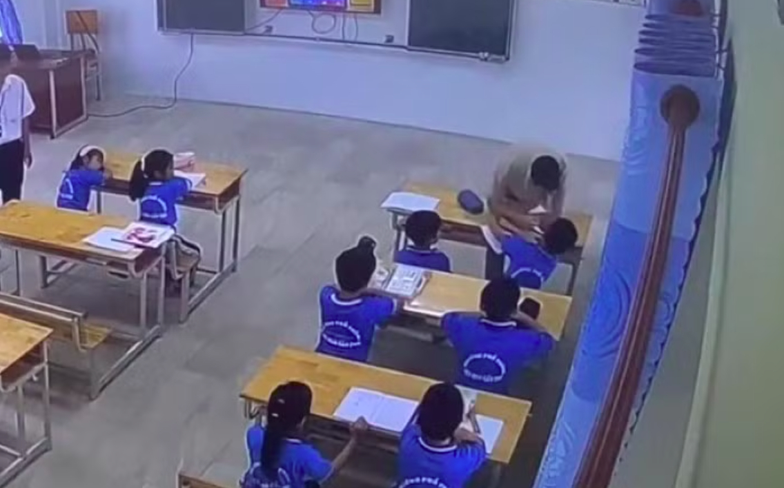 Hành vi bạo lực của thầy giáo đối với học sinh. (Ảnh cắt từ clip)