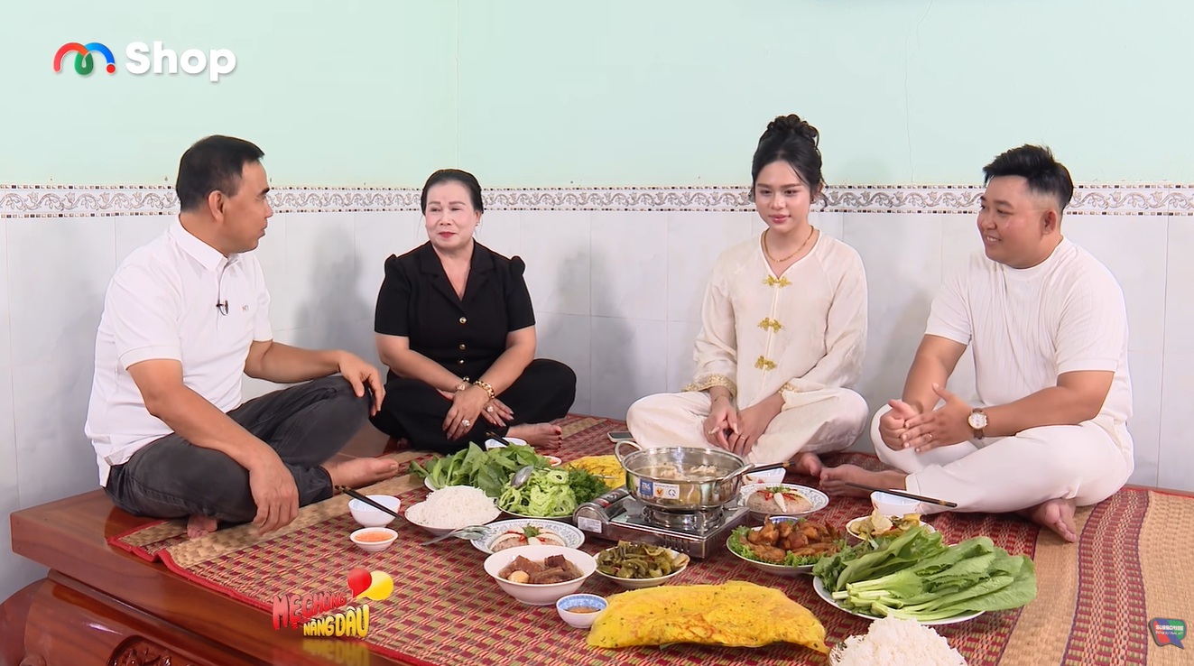 Cả gia đình xuất hiện trong Mẹ chồng nàng dâu. (Ảnh cắt từ clip)
