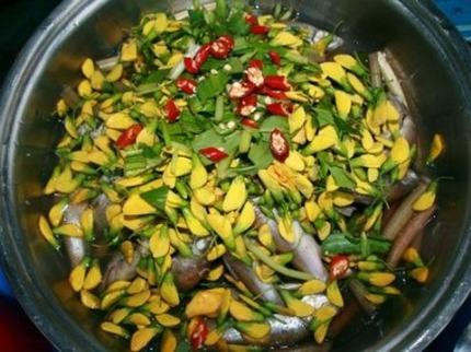 Vị ngọt từ cá linh, chua, thơm giòn của bông điên điển tạo nên món ăn tuyệt tác miền Tây.