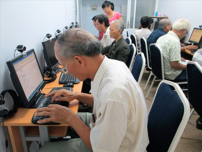 Các chương trình đào tạo là cần thiết để bảo vệ người già được an toàn trên Internet.