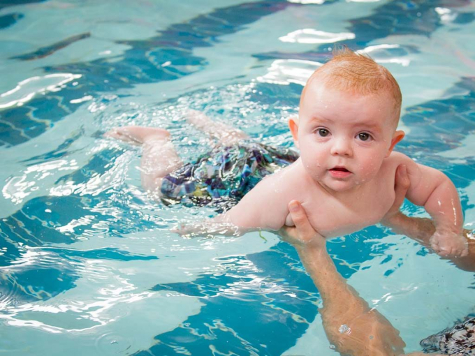 Bơi lội vừa phải sẽ phù hợp với phát triển xương cho bé.
