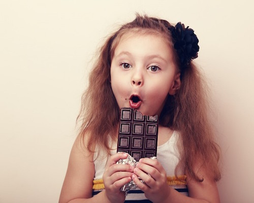 Cho bé ăn kẹo/chocolate theo quy định hợp lý.