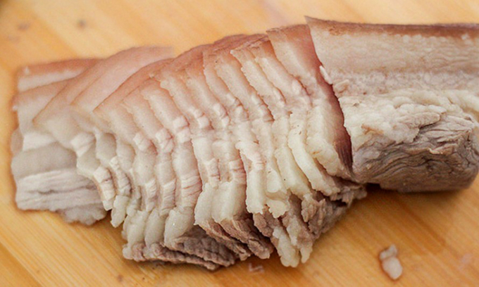 Thịt heo luộc cắt miếng.