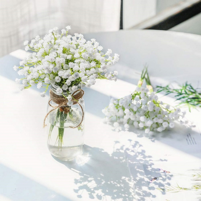 Trang trí bàn tiệc cưới với hoa baby trắng tinh khôi là một ý tưởng không tồi.
