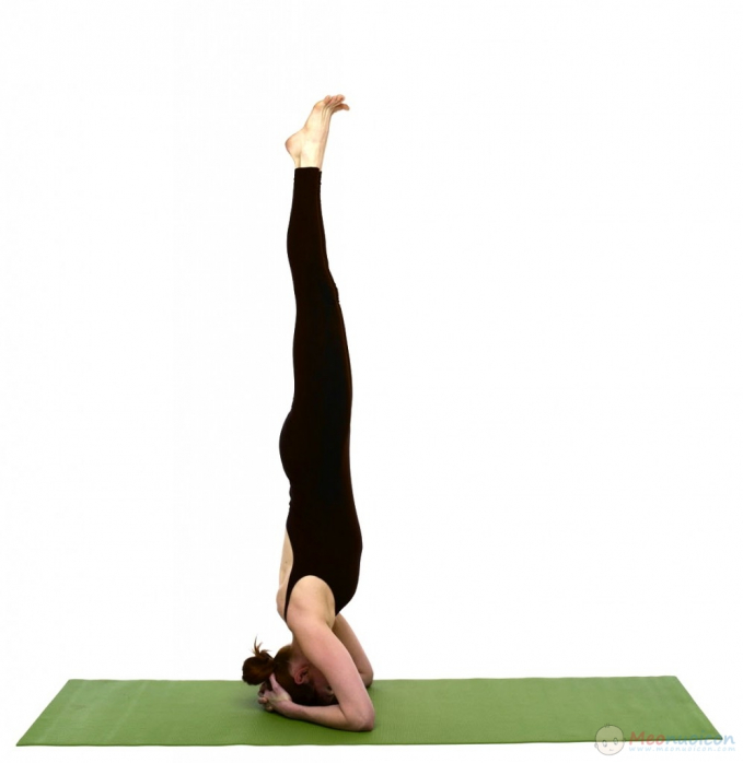 Trồng chuối là tư thế khó, bạn phải tập yoga đã hơn 6 tháng hoặc 1 năm.