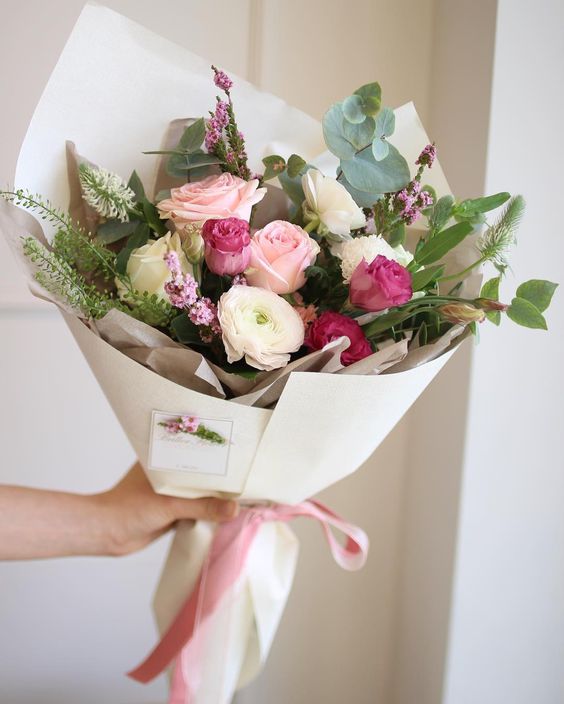 Tặng hoa cho phụ nữ là cách lấy lòng nhẹ nhàng và tinh tế nhất.