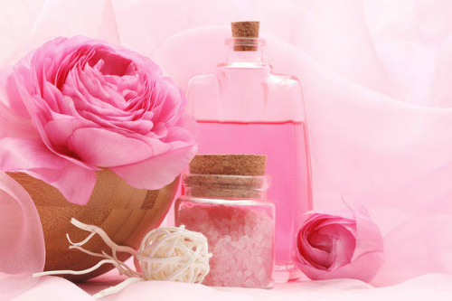 Nước hoa hồng giúp da bạn trở nên tươi tắn và mềm mại hơn.