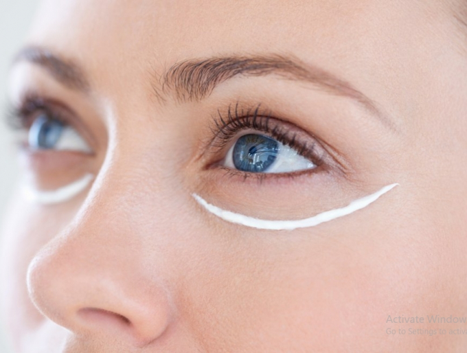 Bạn nên dùng sản phẩm đặc trị cho da mắt với các thành phần: vitamin A, C và E giúp chống oxy hóa, thúc đẩy sản sinh collagen.