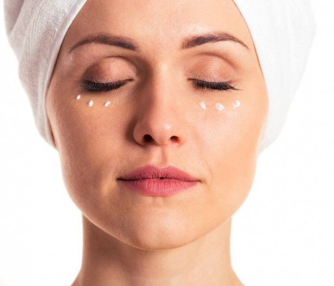 Bạn nên dùng loại kem mắt có thành phần phục hồi và tái tạo da chuyên sâu, giàu dưỡng chất.
